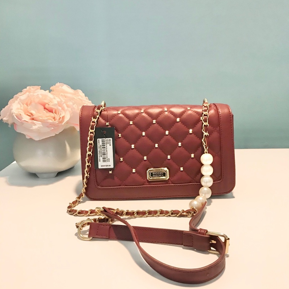 Badgley Mischka crossbody w/gold tone square studs